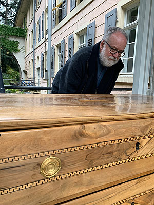 Restaurator bei der Begutachtung einer Kommode. Foto: Dr. Uta Coburger, ssg 
