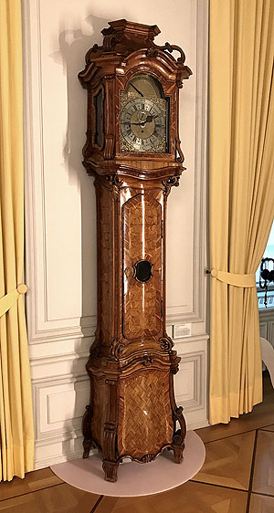 Moellinger-Uhr im Hofmusikraum des Mannheimer Residenzschlosses.