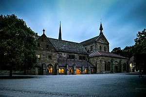 Kloster Maulbronn, Klosterhof am Abend. Foto: Günther Bayerl, ssg
