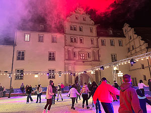 Eisbahn von der Schloss mit Eisläufern