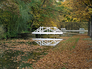 Kanal mit Brücke im Schwetzinger Schlossgarten