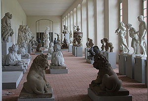 Blick in das Lapidarium des Schwetzinger Schlossgartens mit den Originalen der Gartenfiguren. Foto: kulturer.be