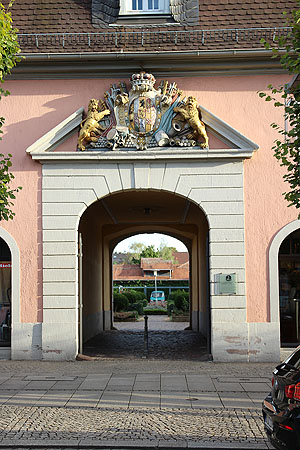 Schwetzingen, Portal des kurfürstlichen Marstalls mit dem Wappen des Kurfürsten Carl Theodor. Foto: kulturer.be