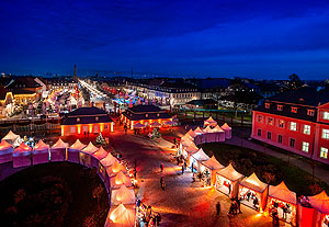 Weihnachtsmarkt, Vogelschaubild vom Dach des Schlosses aus.