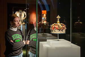 Besucherin in der Habsburger-Ausstellung. Foto: hmp/ Carolin Breckle