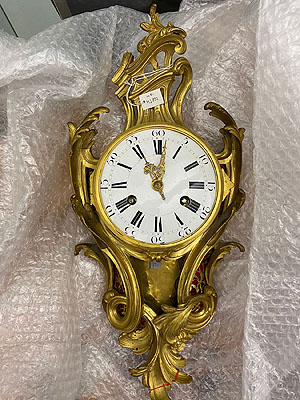 Schwetzingen, Karl-Wörn-Haus, Cartel-Uhr mit vergoldetem Rahmen. Foto: Stadt Schwetzingen / Lars Maurer