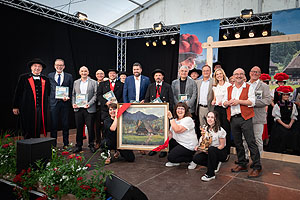 Das Schwarzwälder Freilichtmuseum Vogtsbauernhof freute sich über viele Gäste, die das Museumsjubiläum beim Festakt mit ihm feierte, darunter Staatssekretär Arne Braun, Landrat Frank Scherer sowie die Bürgermeister der Herkunftsorte der historischen Höfe. Foto: Schwarzwälder Freilichtmuseum Vogtsbauernhof, Hans-Jörg Haas