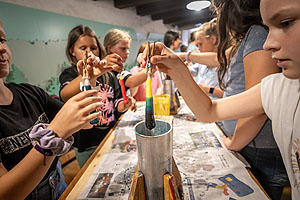 Kerzenziehen, eine der Aktionen im Herbstferienprogramm. Foto: Schwarzwälder Freilichtmuseum Vogtsbauernhof, Hans-Jörg Haas