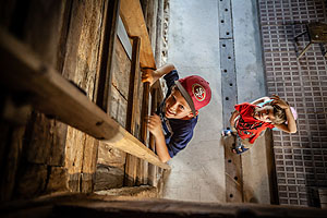 Bild zeigt einen Jungen, der eine Leiter hoch klettert.