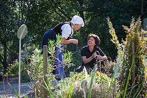 Beim Workshop mit Kräuterpädagogin Walburga Schillinger lernen die Teilnehmer am 8. Juni die Vielfalt der Frühsommerkräuter kennen. Foto: Schwarzwälder Freilichtmuseum Vogtsbauernhof, Hans-Jörg Haas 