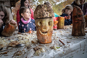 Rübengeister schnitzen, eine der Aktionen im Herbstferienprogramm. Foto: Schwarzwälder Freilichtmuseum Vogtsbauernhof, Hans-Jörg Haas