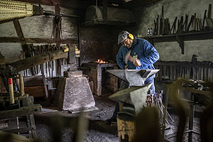 Schmied bei der Arbeit