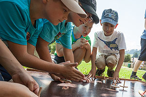 Kinder beim Kreisel-Spiel