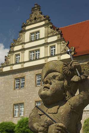 Schloss Weikersheim, Zwergenfigur eines Tambours vor dem Giebel des Schlosses.
