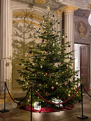 Weihnachtsbaum in der Entrada des Schlosses
