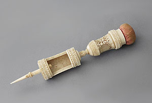 Elfenbeinschnitzerei: Gehäuse zur Aufnahme eines Nadelkissens