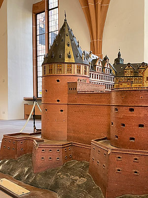 Schlossmodell: "Dicker Turm" als Machtsymbol. 