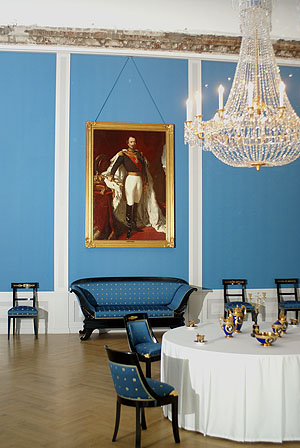 Schloss Mannheim, Blauer Salon. Aufstellung 2007. An der Wand das Bild Napoleons III., des Neffen der Stephanie.