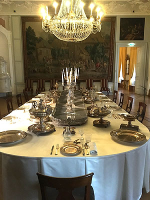 Das badische Hofsilber im Speisezimmer des Großherzogs. Blick längs über die gedeckte Tafel.