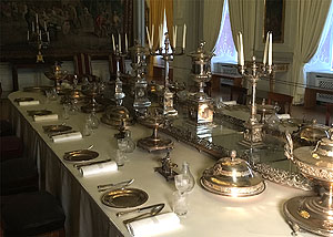 Das badische Hofsilber im Speisezimmer des Großherzogs. Seitlicher Blick auf die gedeckte Tafel