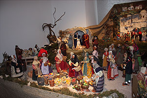 Krippe zu Bethlehem mit davor aufgebauter Marktszene.