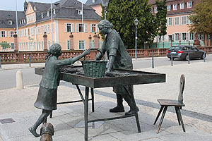 Schwetzingen, Skulptur "Spargelfrau" auf dem Schlossplatz
