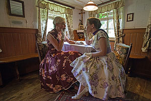 Si rede mitenand'r: Frauen beim Gespräch in der Stube.