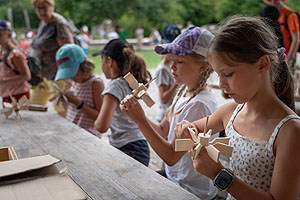 Kinder beim Basteln von Wasserrädern.
