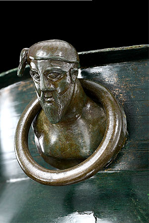 Attache/Büste eines von drei Sueben mit typischer Haartracht (Suebenknoten) auf dem Kessel von Kariv (Ukraine)