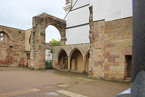Ruine der Stiftskirche St. Maria Magdalena, allgemein Erkenbert-Ruine genannt.