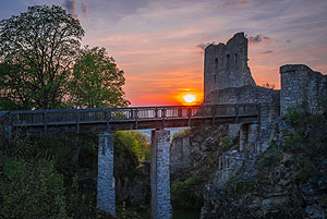 Brückenzugang zur Ruine Wolfstein im Licht der untergehenden Sonne