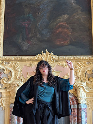 Schloss Rastatt, eine Schlossführerin versucht, den Sinn eines Bildes hinter ihr zu ergründen