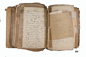 Schriftstücke aus dem Nachlass von Josef Menges vor der Restaurierung 