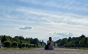 Besucherin in Meditation, auf das Zirkelparterre orientiert