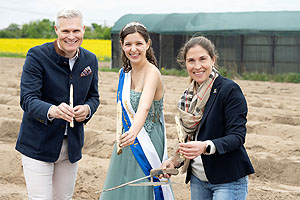 OB Mattthias Steffan, Spargelkönigin Emilia I und Bürgermeisterin Lisa Schlüter beim Spargelanstich 2025. 