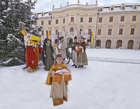 Um den gro�en Weihnachtsbaum im Ludwigsburger Schlosshof haben sich einige der bekannteren Gestalten des Barockschlosses versammelt. 