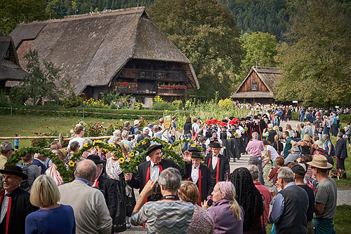 Auf dem Jahresprogramm des Freilichtmuseums Vogtsbauernhof standen viele Höhepunkte wie der Ortenauer Kreistrachtentag im September. Foto: Schwarzwälder Freilichtmuseum Vogtsbauernhof