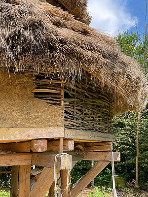 Mit Lehm beworfene Flechtwand