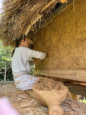 Ehrenamtliche Mitarbeiterin des Projekts "Campus Galli" bei Messkirch beim Herstellen einer Lehmwand
