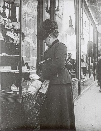 Window Shoppi9ng - Eine Forogeschichte des Schaufensters:  Auslagenbummel, um 1910