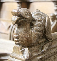 Schnitzfigur am Chorgestühl der ehemaligen Kollegiatskirche St. Andoche in Saulieu