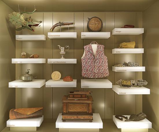 Blick in die Vitrine mit Produkten verschiedener Handwerker 