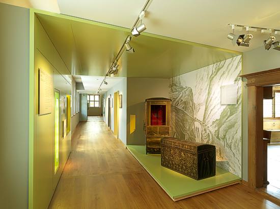 Blick auf das Ausstellungsthema Untertanen im Tessin im neugestalteten Korridor 