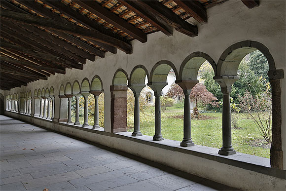 Der weitläufige romanische Kreuzgang, einer der grössten seiner Zeit in Europa, verzaubert mit Harmonie und Stille. Foto: MzA
