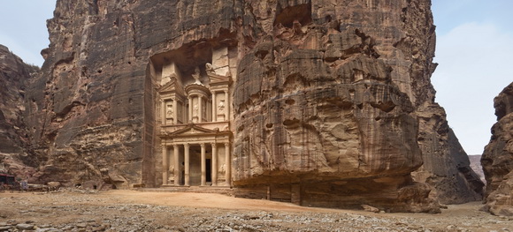 Petra: Platz vor der Grabfassade „Khazne Firaun“. Foto: Andreas Voegelin, Antikenmuseum Basel