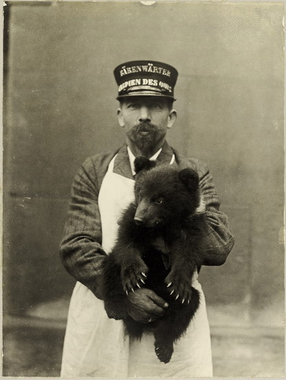 Anonym: Bern, der Wärter des Bärengrabens mit Jungtier